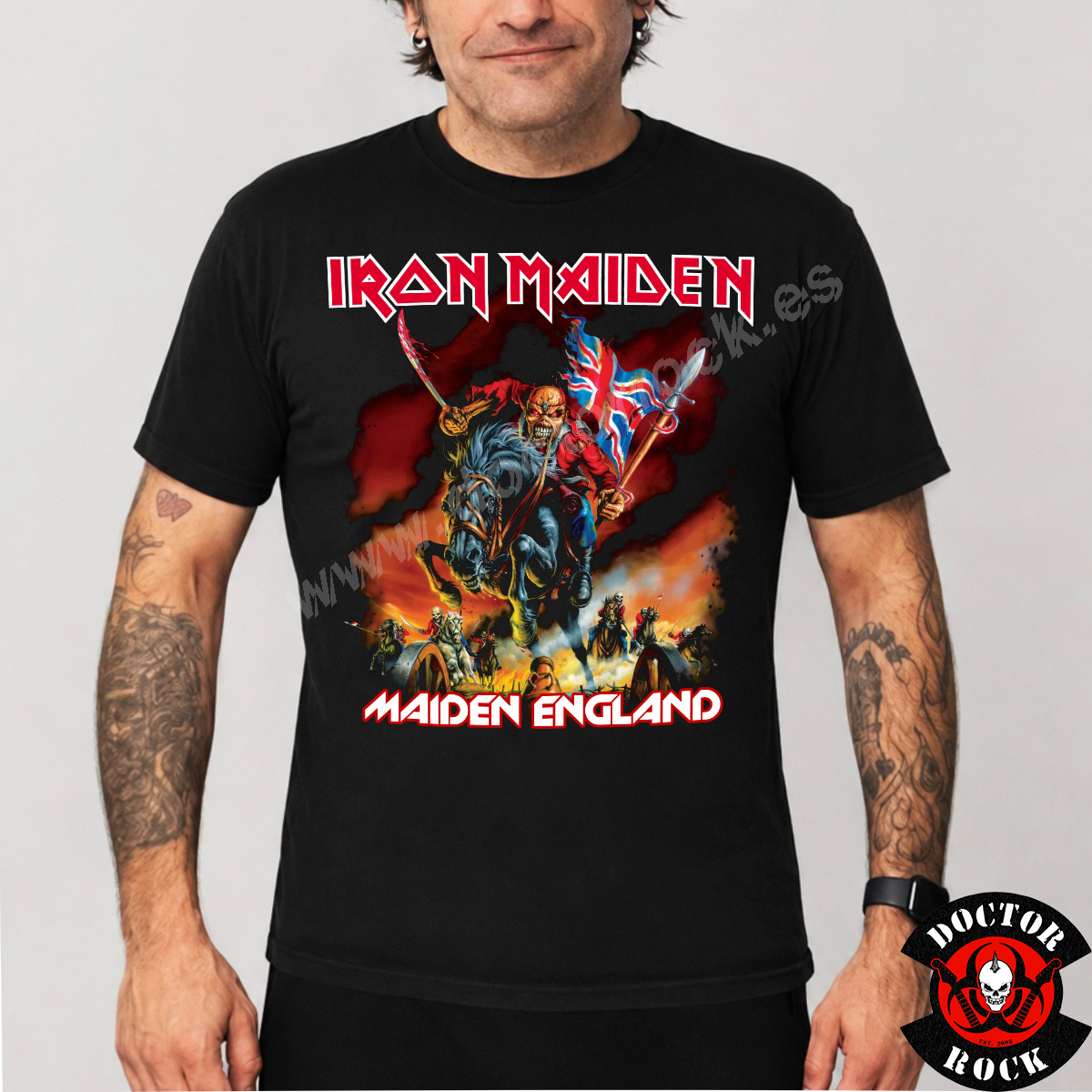 Camiseta negra Iron Maiden Maiden England con Eddie a caballo, sable y bandera británica