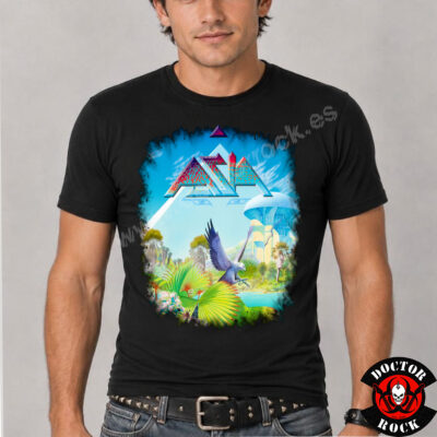Modelo con camiseta negra Asia Alpha y estampación frontal multicolor