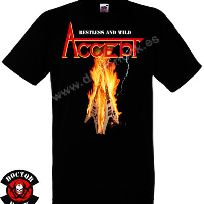 Camiseta negra Accept Restless and Wild con guitarras en llamas