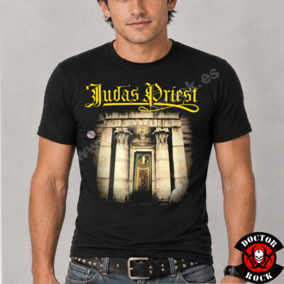 Modelo con camiseta Judas Priest Sin After Sin negra de 100% algodón