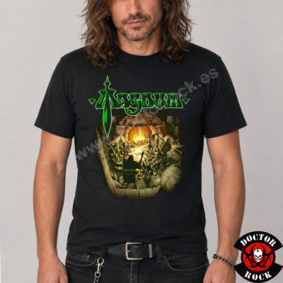 Camiseta negra Magnum On a Storyteller’s Night con personajes reunidos alrededor de una chimenea y logotipo verde