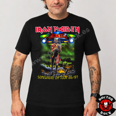 Modelo con camiseta Iron Maiden Somewhere on Tour 86 87 y Eddie cibernético