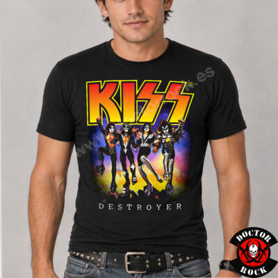 Modelo con camiseta KISS Destroyer negra y estampación frontal de la formación clásica
