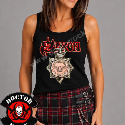 Modelo con camiseta de tirantes Saxon Strong Arm of the Law