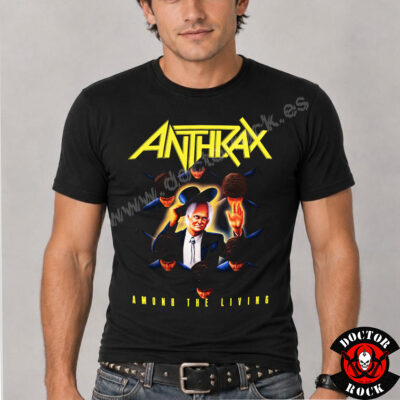Modelo con camiseta Anthrax Among the Living negra y estampación frontal del disco