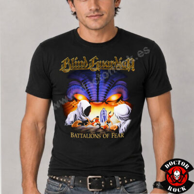 Modelo con camiseta Blind Guardian Battalions of Fear negra y estampación frontal