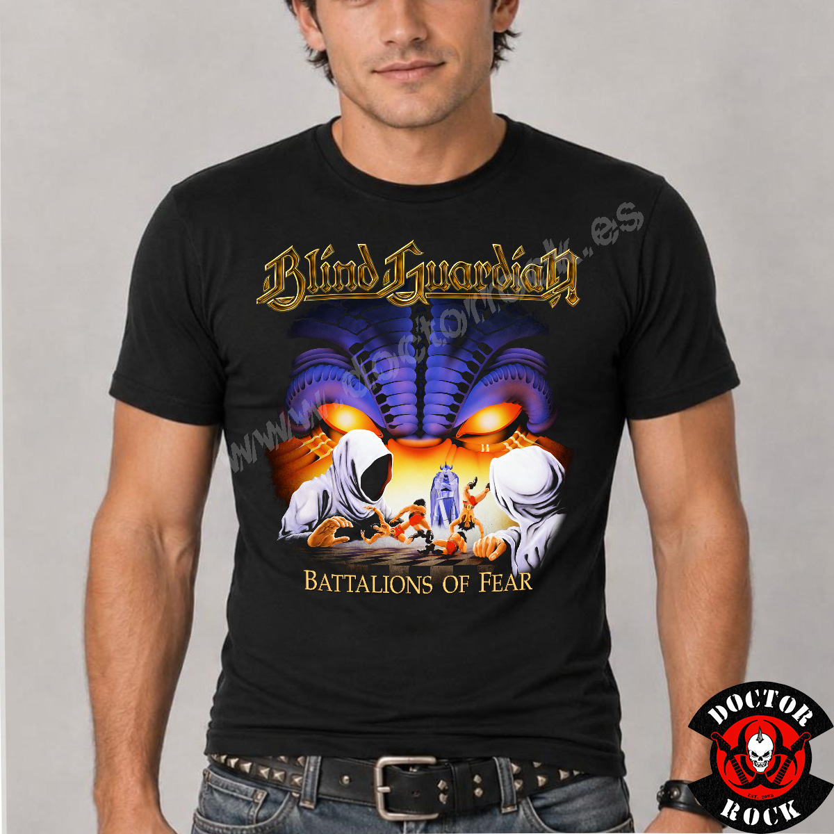 Modelo con camiseta Blind Guardian Battalions of Fear negra y estampación frontal