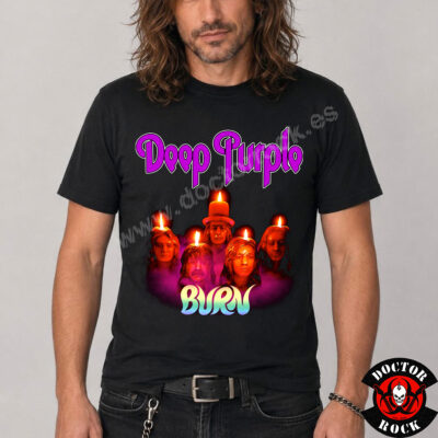 Modelo con camiseta Deep Purple Burn negra y estampación frontal
