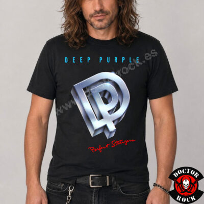 Modelo con camiseta Deep Purple Perfect Strangers negra y estampación frontal