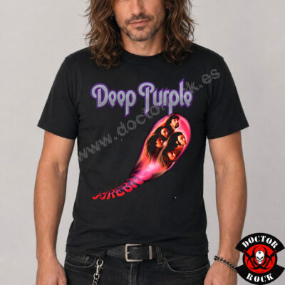 Modelo con camiseta Deep Purple Fireball negra y estampación frontal