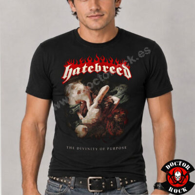 Modelo con camiseta Hatebreed The Divinity of Purpose negra y estampación frontal