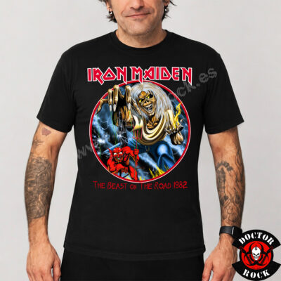 Modelo con camiseta Iron Maiden The Beast on the Road 1982 y diseño frontal de Eddie