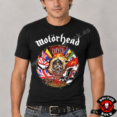 Modelo con camiseta Motörhead 1916 negra y estampación frontal