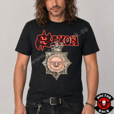 Modelo con camiseta Saxon Strong Arm of the Law negra