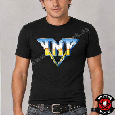 Modelo con camiseta TNT negra y estampación frontal del logotipo clásico en color