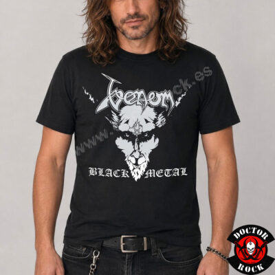 Modelo con camiseta Venom Black Metal negra y estampación frontal