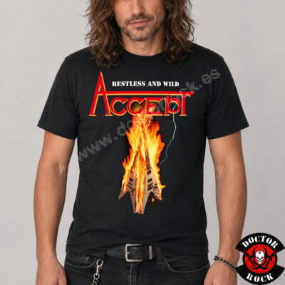 Modelo con camiseta Accept Restless and Wild Guitarras en Llamas