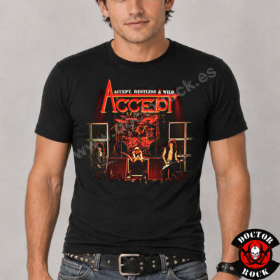 Modelo con camiseta Accept Restless and Wild negra de 100% algodón