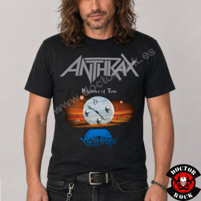 Modelo con camiseta Anthrax Persistence of Time negra y estampación frontal del álbum