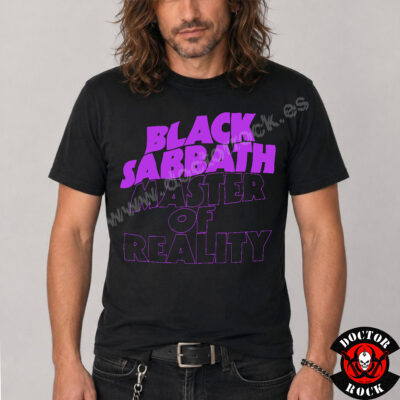 Modelo con camiseta Black Sabbath Master of Reality negra y estampación frontal violeta