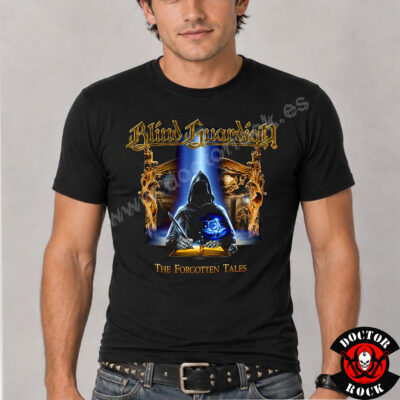 Modelo con camiseta Blind Guardian The Forgotten Tales negra y estampación frontal