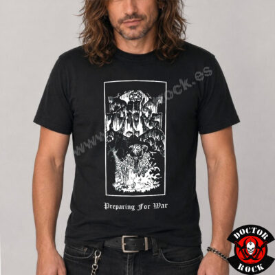 Modelo con camiseta Darkthrone Preparing for War negra y diseño frontal de black metal