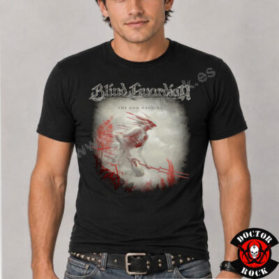 Modelo con camiseta Blind Guardian The God Machine negra y diseño frontal en tonos blancos y rojos