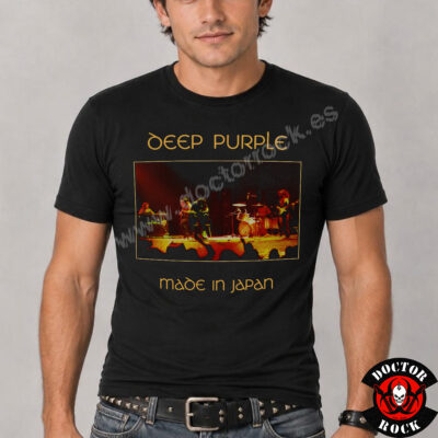 Modelo con camiseta Deep Purple Made in Japan negra y estampación frontal