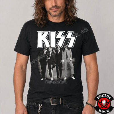 Modelo con camiseta KISS Dressed to Kill negra y estampación frontal en blanco y negro