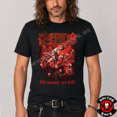 Modelo con camiseta Kreator Pleasure to Kill negra y diseño frontal de esqueletos