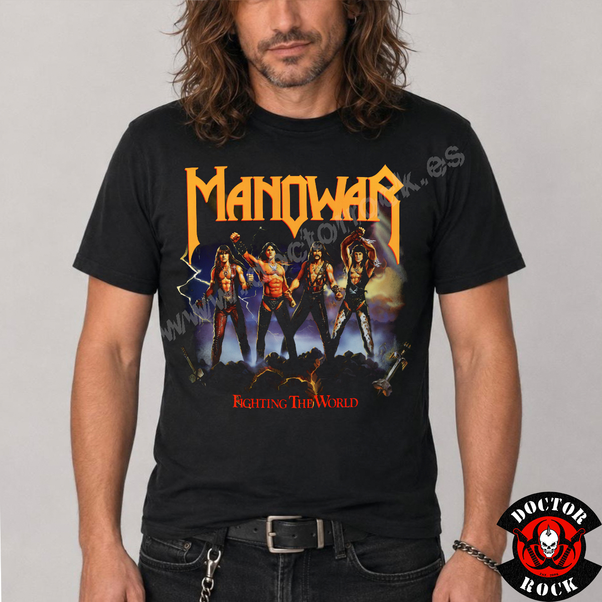 Modelo con camiseta Manowar Fighting the World negra y diseño de la banda