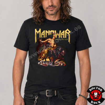 Modelo con camiseta Manowar Into Glory Ride MMXIX negra y estampación frontal