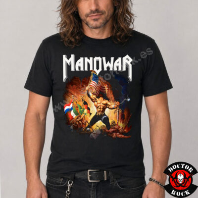 Modelo con camiseta Manowar Warriors of the World negra y estampación frontal