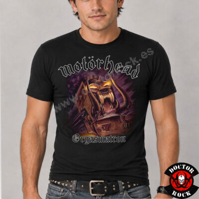 Modelo con camiseta Motörhead Orgasmatron negra y estampación frontal de alta calidad