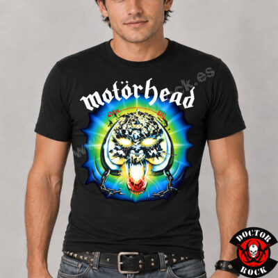 Modelo con camiseta Motörhead Overkill negra y estampación frontal a todo color