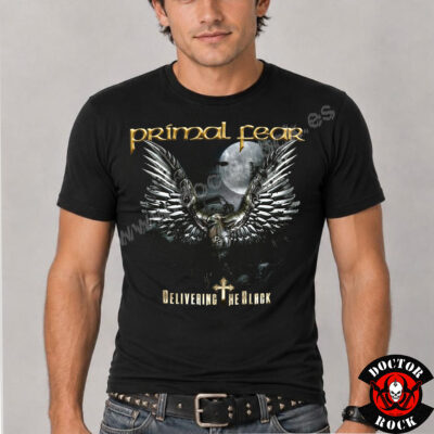 Modelo con camiseta Primal Fear Delivering the Black negra y estampación frontal en tonos metálicos y dorados