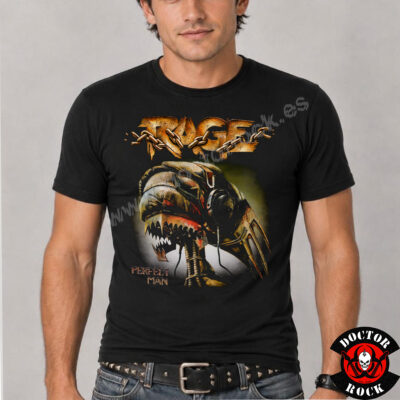 Modelo con camiseta Rage Perfect Man negra y estampación frontal de alta calidad