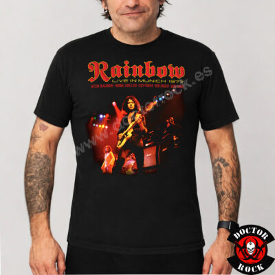 Modelo con camiseta Rainbow Live in Munich 1977 negra y estampación frontal de estilo setentero