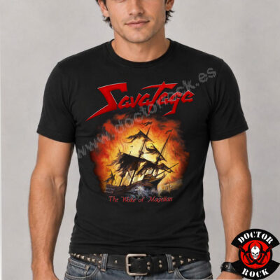 Modelo con camiseta Savatage The Wake of Magellan negra y estampación frontal épica