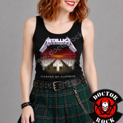 Modelo con camiseta de tirantes Metallica Master of Puppets negra