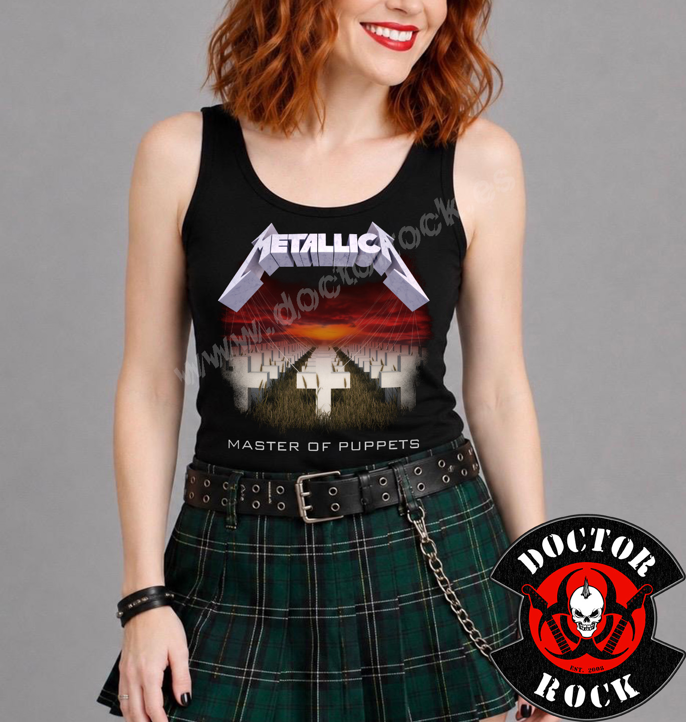 Modelo con camiseta de tirantes Metallica Master of Puppets negra