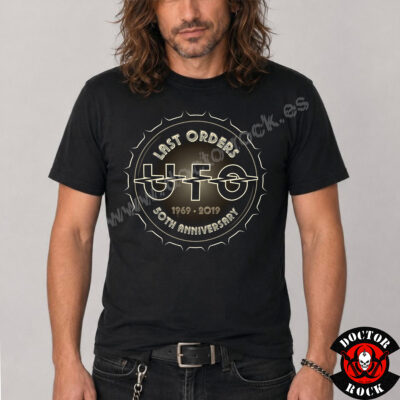 Modelo con camiseta UFO Last Orders 50 Aniversario negra y estampación frontal metálica