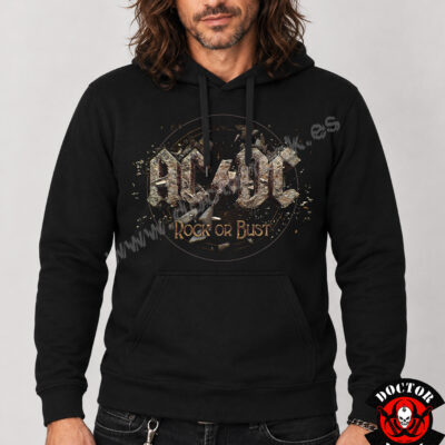 Modelo con sudadera AC/DC Rock or Bust negra y estampación frontal metálica