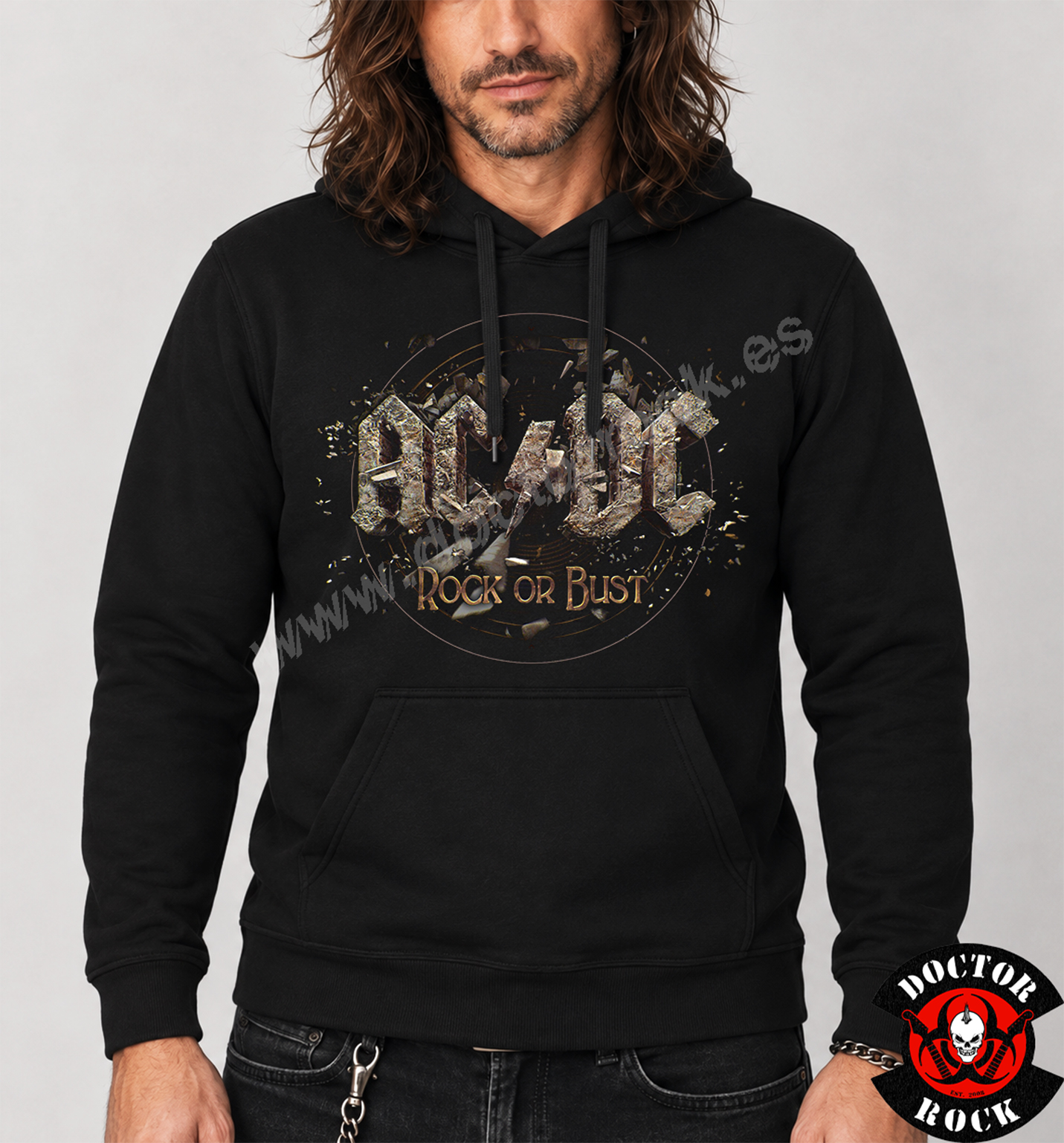 Modelo con sudadera AC/DC Rock or Bust negra y estampación frontal metálica