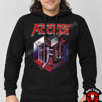 Modelo con sudadera Accept Metal Heart negra y estampación frontal industrial