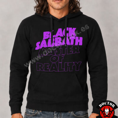 Modelo con sudadera Black Sabbath Master of Reality negra y diseño tipográfico frontal