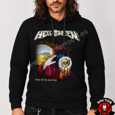 Modelo con sudadera Helloween Keeper of the Seven Keys Part I y estampación frontal