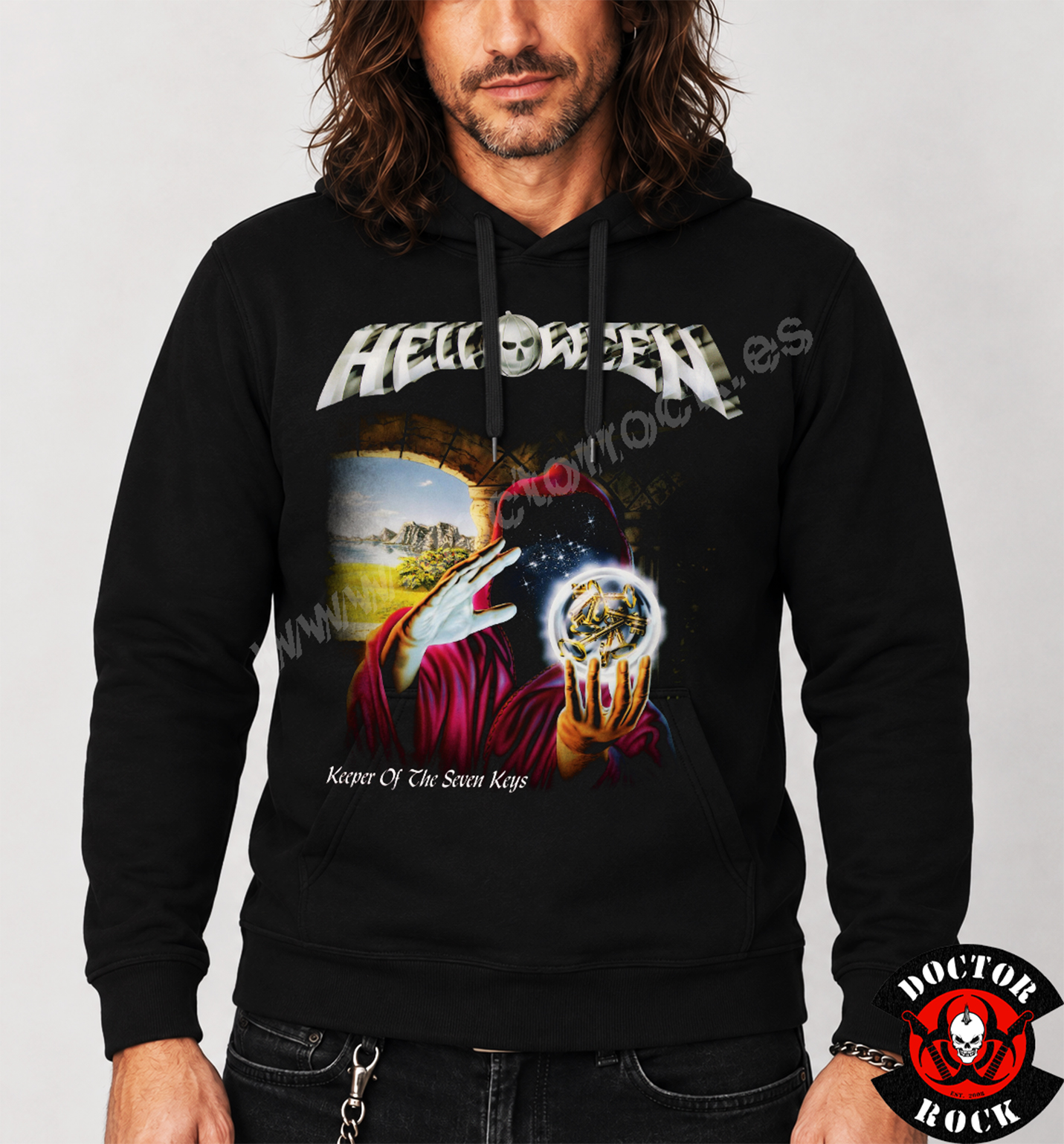 Modelo con sudadera Helloween Keeper of the Seven Keys Part I y estampación frontal
