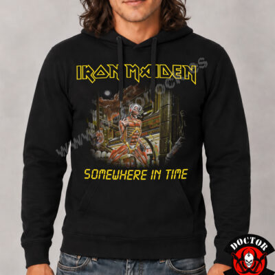 Modelo con sudadera Iron Maiden Somewhere in Time negra y estampación frontal futurista