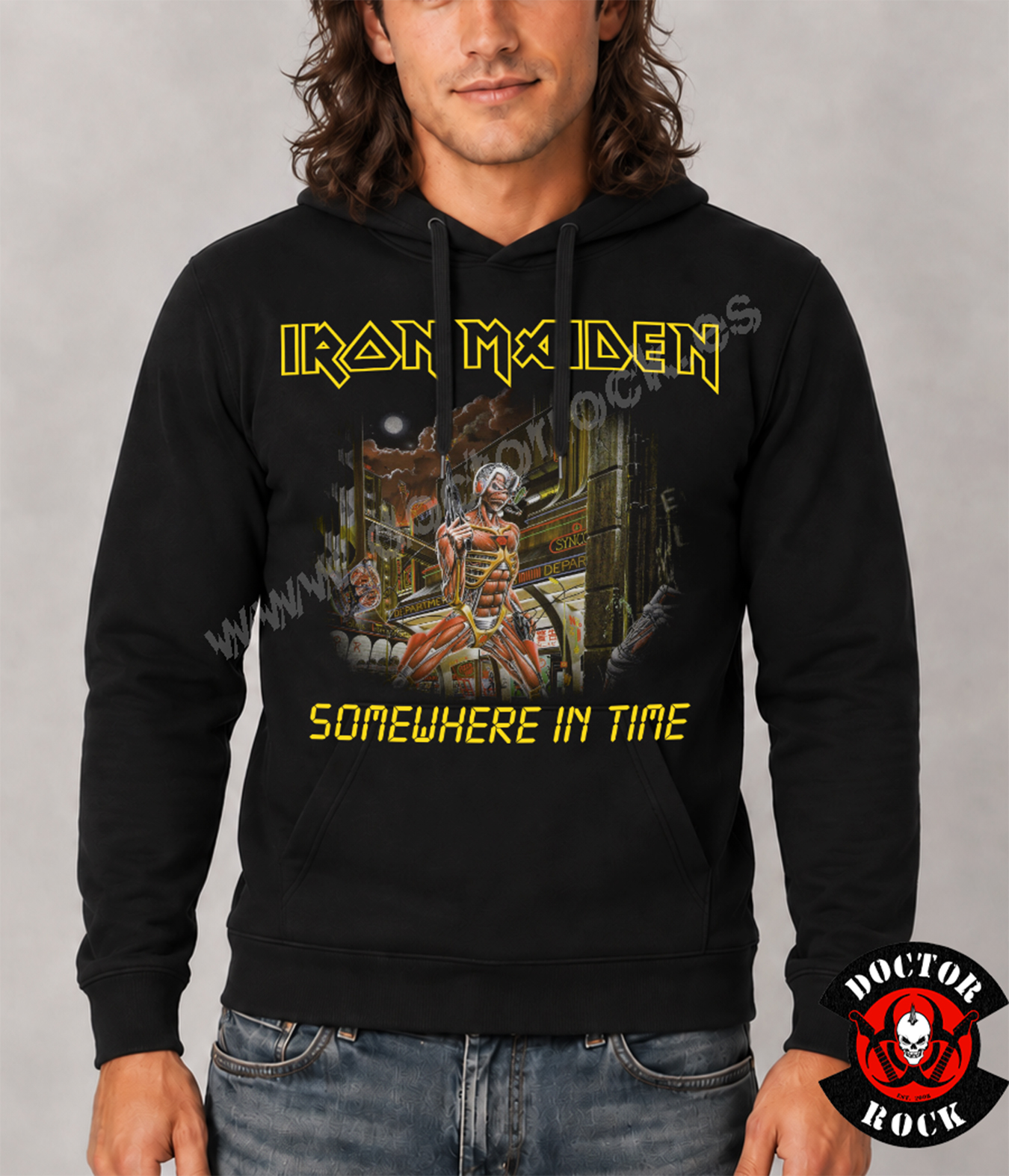 Modelo con sudadera Iron Maiden Somewhere in Time negra y estampación frontal futurista